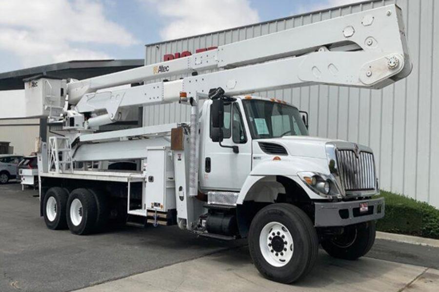 A bucket truck parked outside the big truck equipment and sales